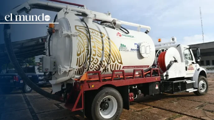 Pipa de Pemex cae en socavón en Iztacalco, CDMX